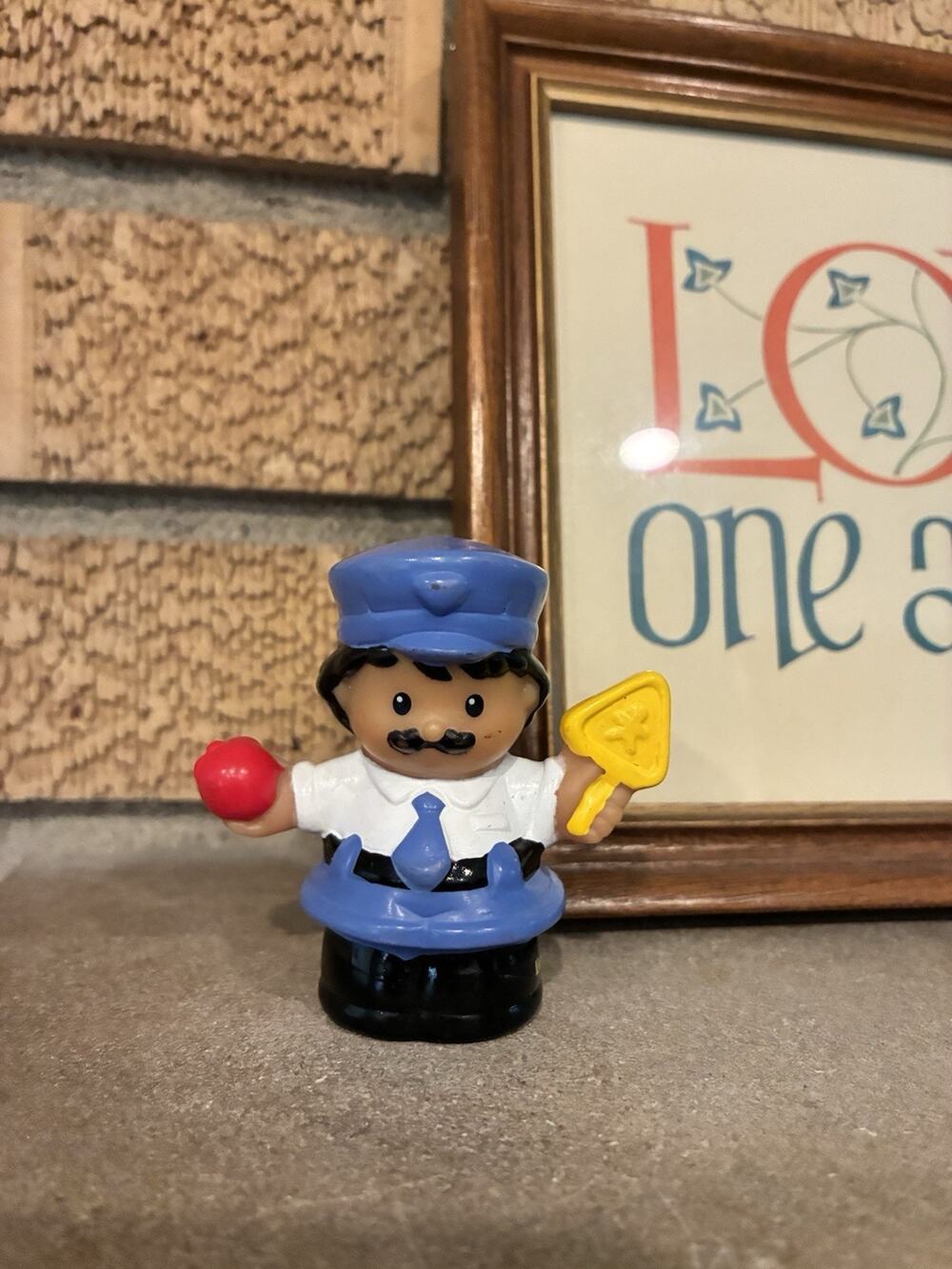 MINT‎ FISHER PRICE LITTLE PEOPLE POLICEMAN MAN CROSSING GUARD SCHOOL BUS FIGURE